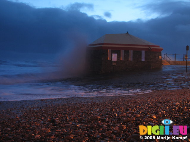 SX01815 Waves against Tramore lifeguard house